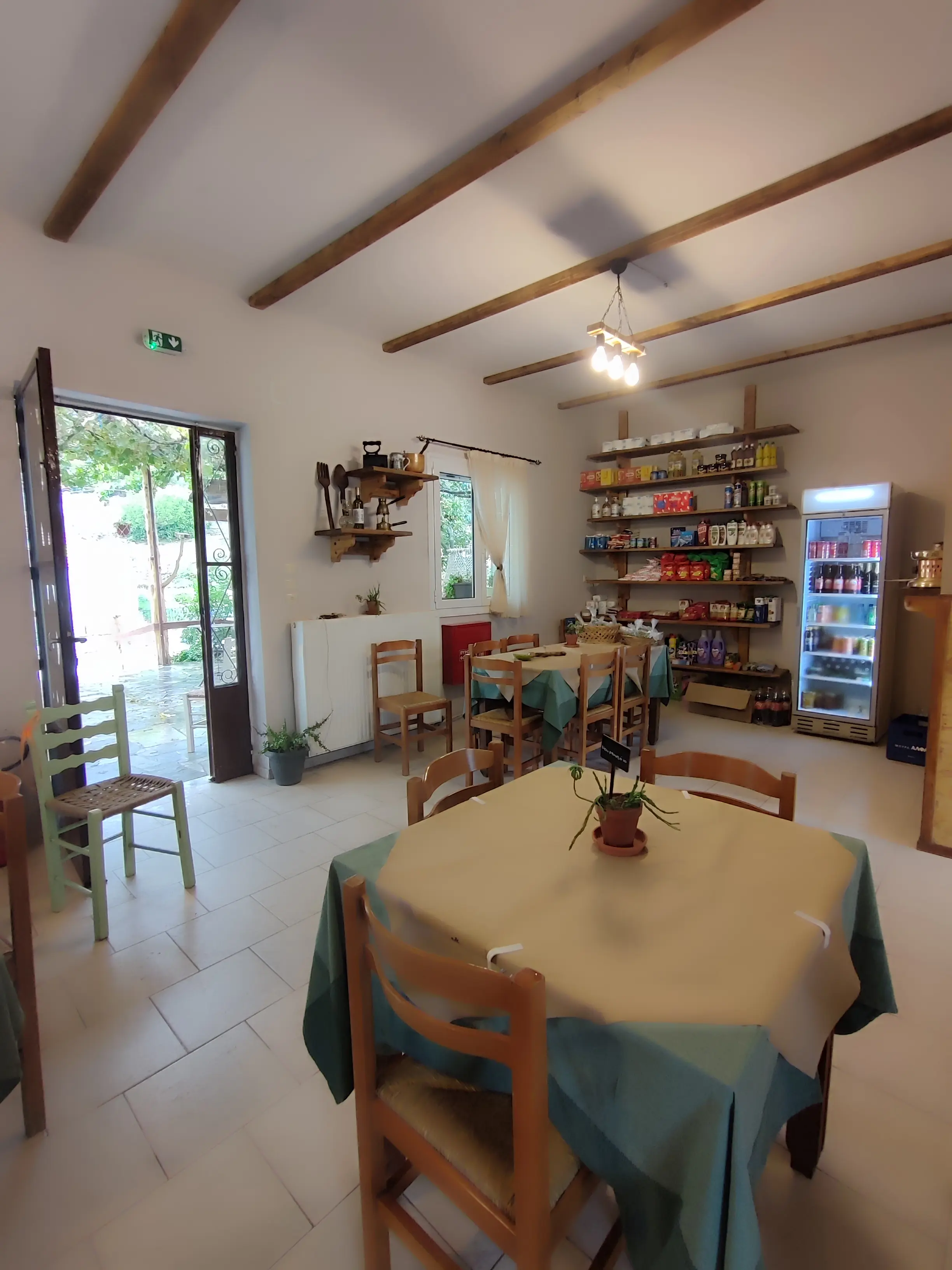 Εσωτερικός χώρος από την ταβέρνα Πεντέλεια