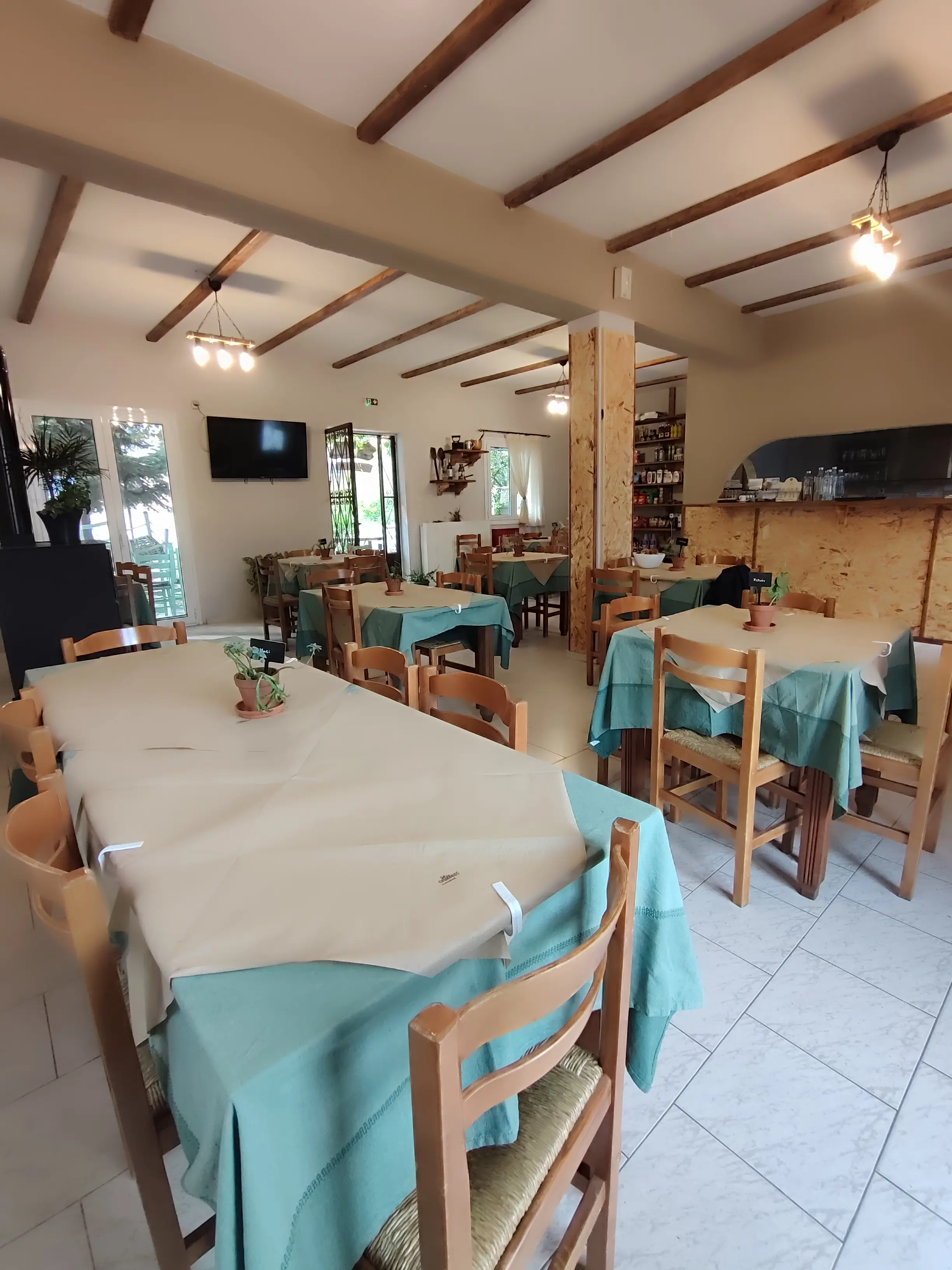 Εσωτερικός χώρος από την ταβέρνα Πεντέλεια